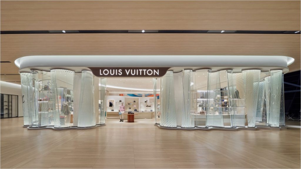 Pop-up store de lujo de Louis Vuitton en aeropuerto de Seúl, ejemplo de retail premium en entornos aeroportuarios.