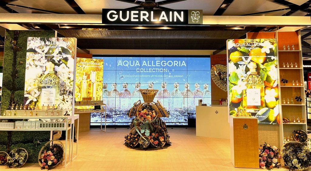 Montaje de pop-up store de lujo de Guerlain en aeropuerto de El Prat realizado por Aluma3 para retail aeroportuario.