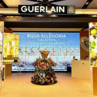 Montaje de pop-up store de lujo de Guerlain en aeropuerto de El Prat realizado por Aluma3 para retail aeroportuario.