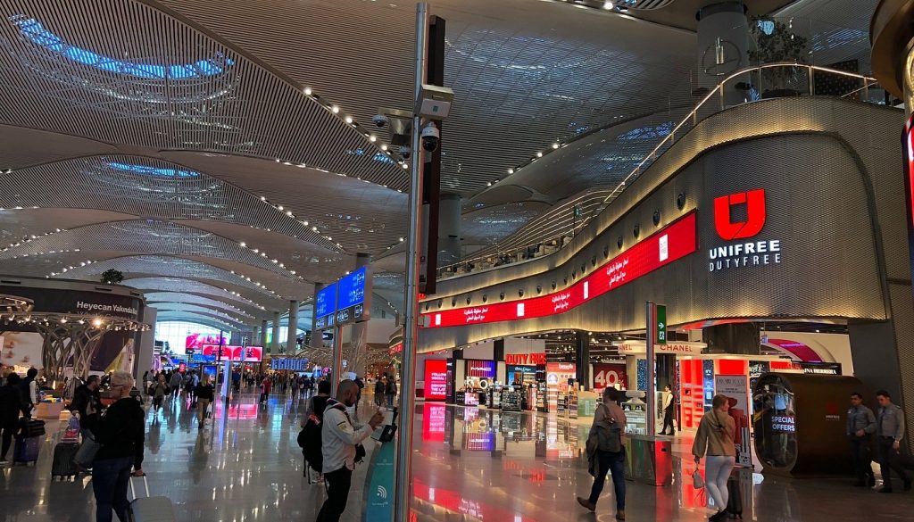 Duty free en aeropuerto internacional con retail de lujo y entorno ideal para pop-up stores en aeropuertos.