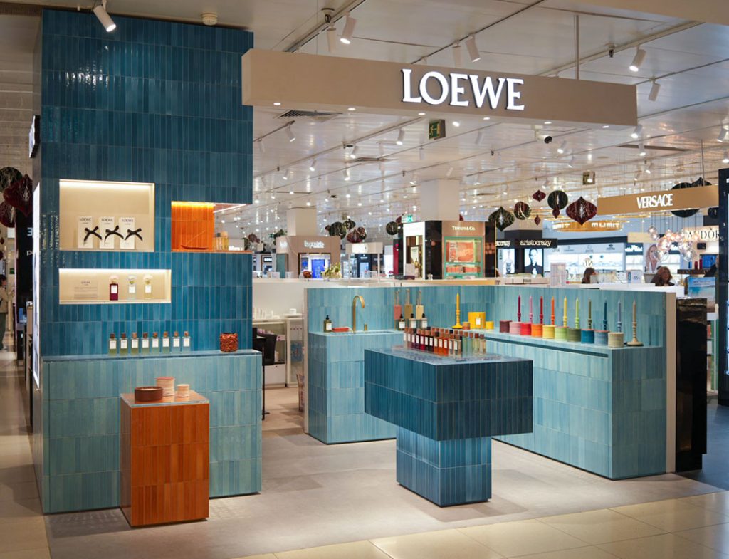Proyecto de Aluma3 para Loewe en El Corte Inglés Diagonal, Barcelona: integración de materiales sostenibles, procesos de fabricación de bajo impacto y acabados artesanales de lujo.