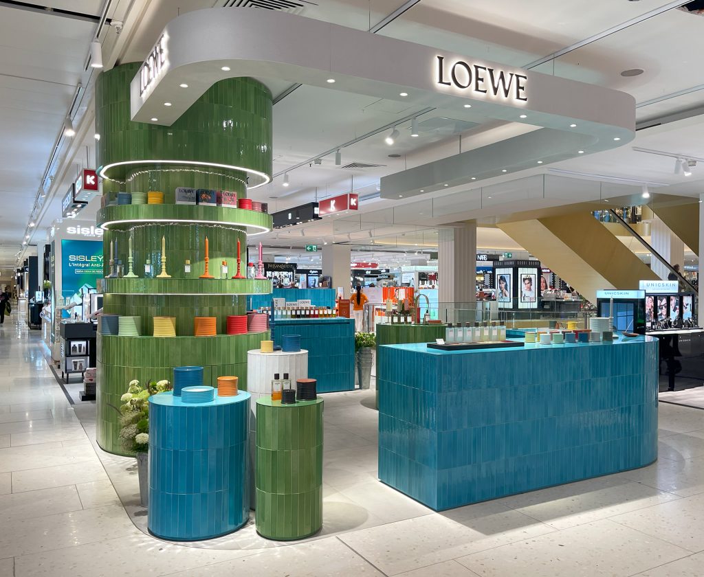 Detalles de la flagship store de Loewe en El Corte Inglés Diagonal, Barcelona, con mobiliario de alta precisión y uso de materiales sostenibles y naturales.