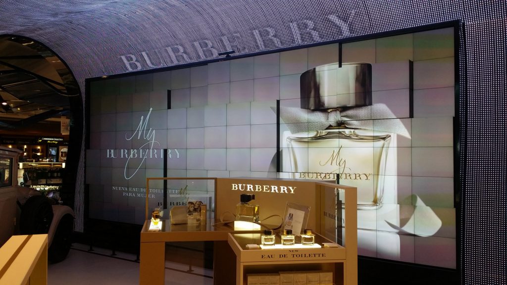 Pop-up de Burberry en aeropuerto con módulo estructural fabricado e instalado por Aluma3 para retail de lujo aeroportuario