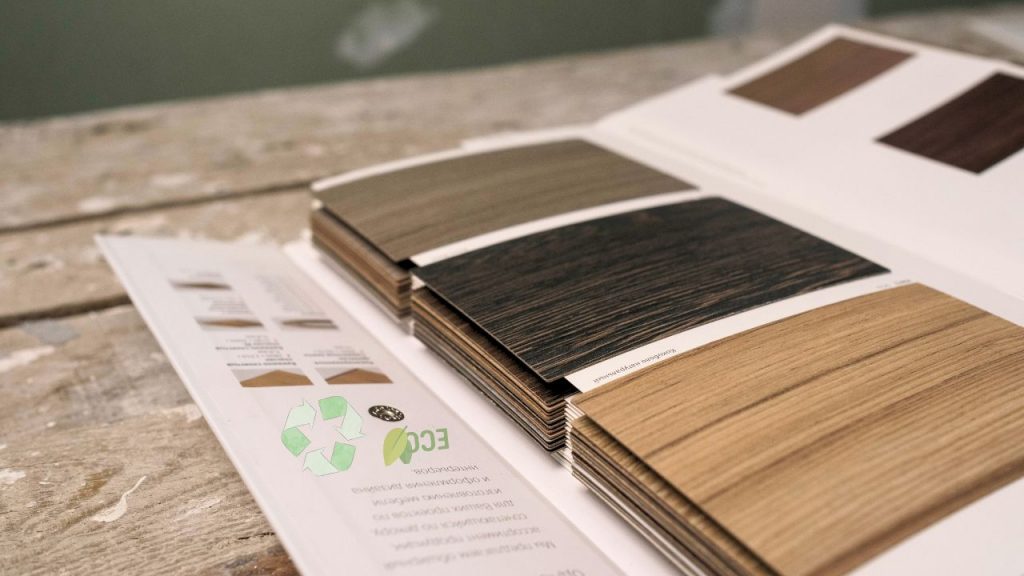 Materiales recuperados y preparados para una segunda vida en proyectos de retail de lujo sostenible, con gestión documentada y trazable