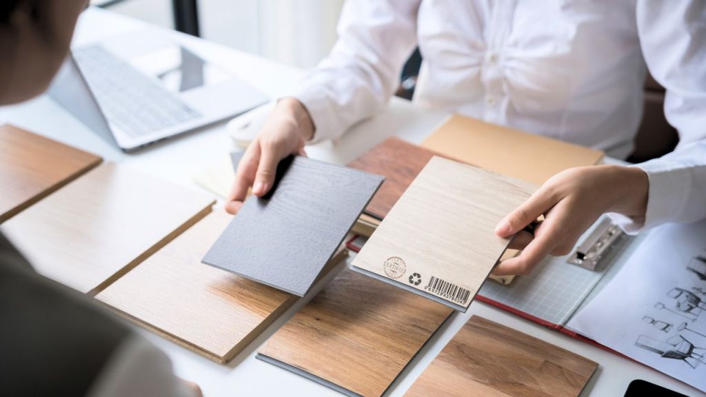 Proceso de economía circular en retail de lujo mostrando trazabilidad de materiales, recuperación y clasificación responsable en espacios efímeros.