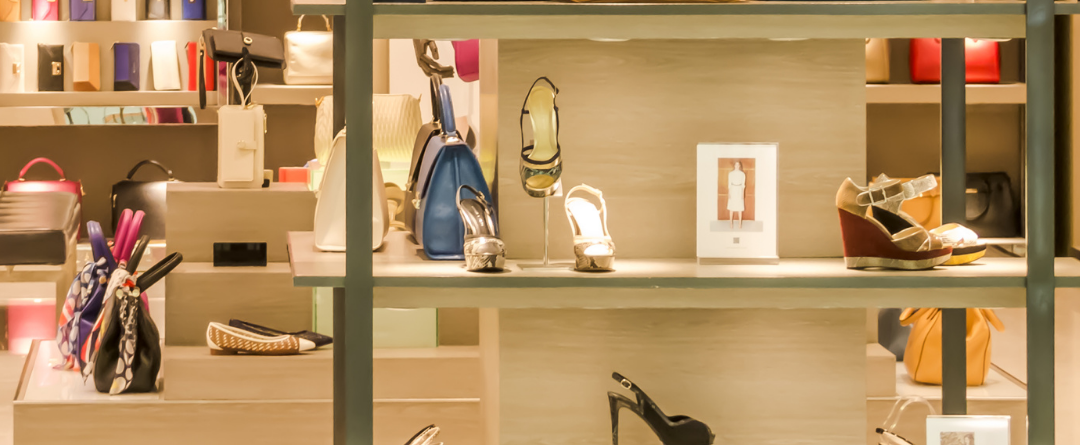 Escaparate de zapatería de lujo
