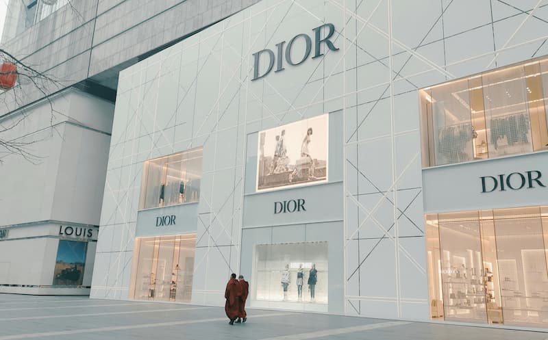 Cómo crear experiencias de compra inmersivas en el retail de lujo