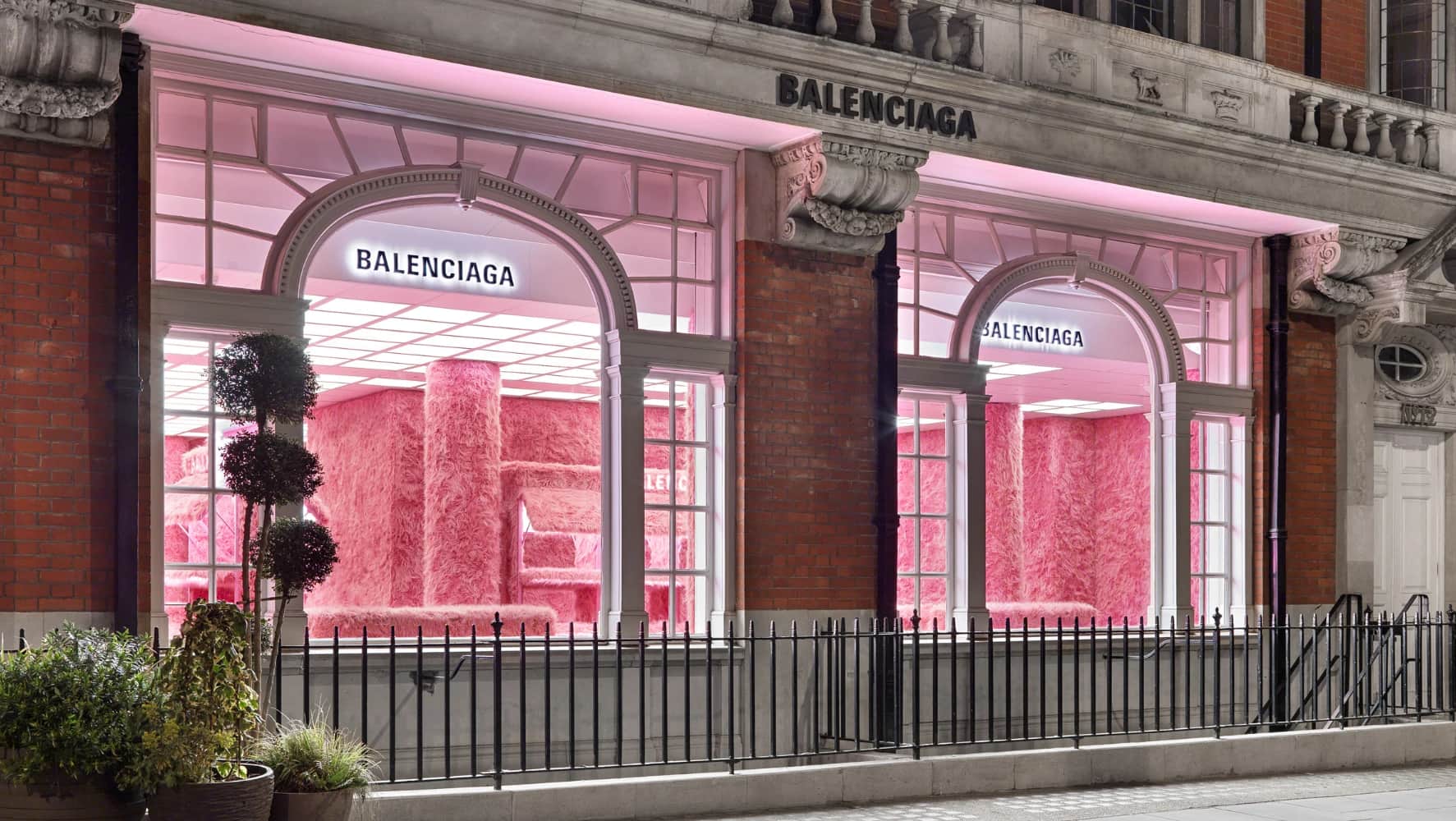 La nueva pop-up de Balenciaga que pone en valor el mobiliario comercial de lujo